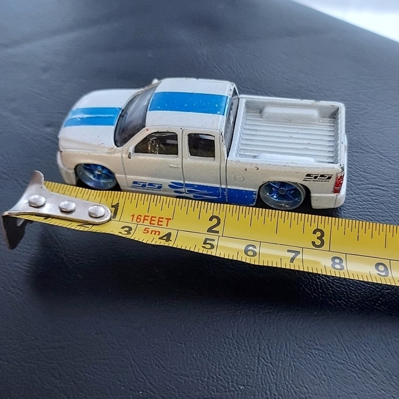 Maisto 2004 Chevrolet Silverado SS Pickup Blue/White Truck - Picture 4 of 5